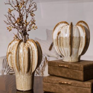 بتلات الخزف الذهبي Golden Petal Vases