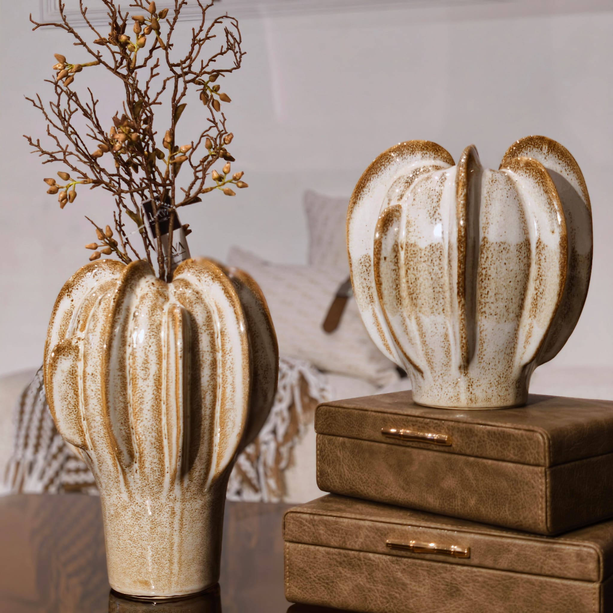 بتلات الخزف الذهبي Golden Petal Vases