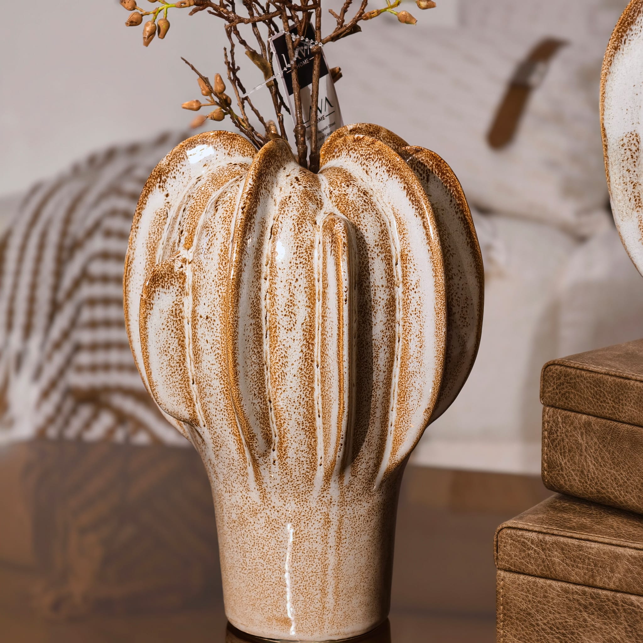 بتلات الخزف الذهبي Golden Petal Vases - الصورة 3